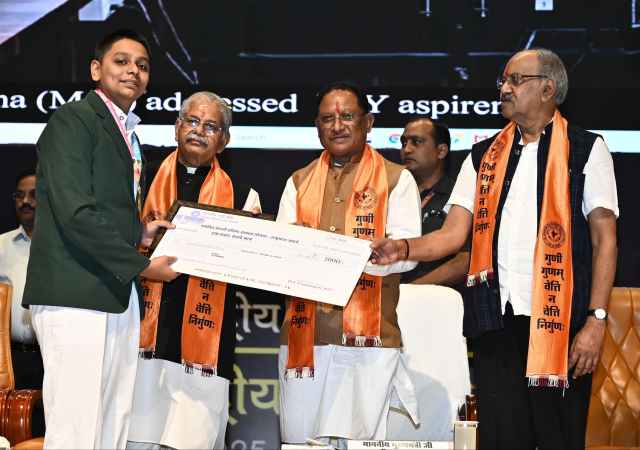 मुख्यमंत्री ने पीएसवाय उत्कृष्टता सम्मान समारोह में प्रतिभावान छात्र-छात्राओं को किया सम्मानित, देखें तस्वीरें 
