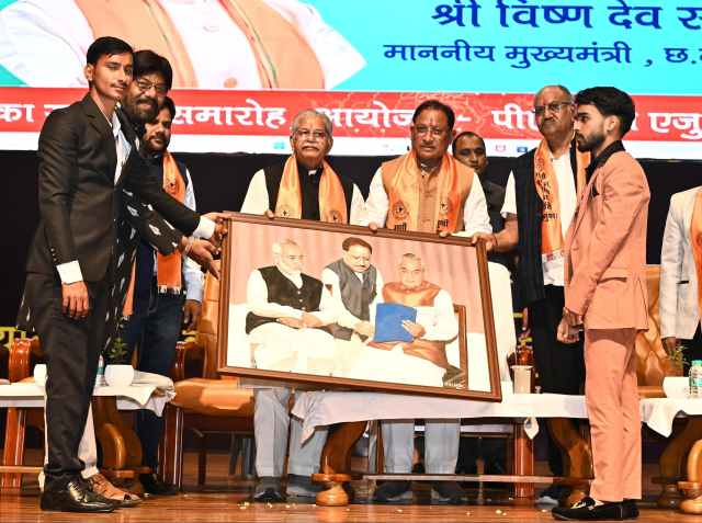 मुख्यमंत्री ने पीएसवाय उत्कृष्टता सम्मान समारोह में प्रतिभावान छात्र-छात्राओं को किया सम्मानित, देखें तस्वीरें 
