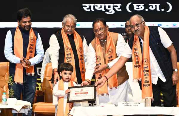 मुख्यमंत्री ने पीएसवाय उत्कृष्टता सम्मान समारोह में प्रतिभावान छात्र-छात्राओं को किया सम्मानित, देखें तस्वीरें