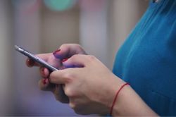पति के फोन में छिपा था पत्नी का गहरा राज, प्रेमी की मदद से रच दी खतरनाक साजिश,
पहुंची जेल - image