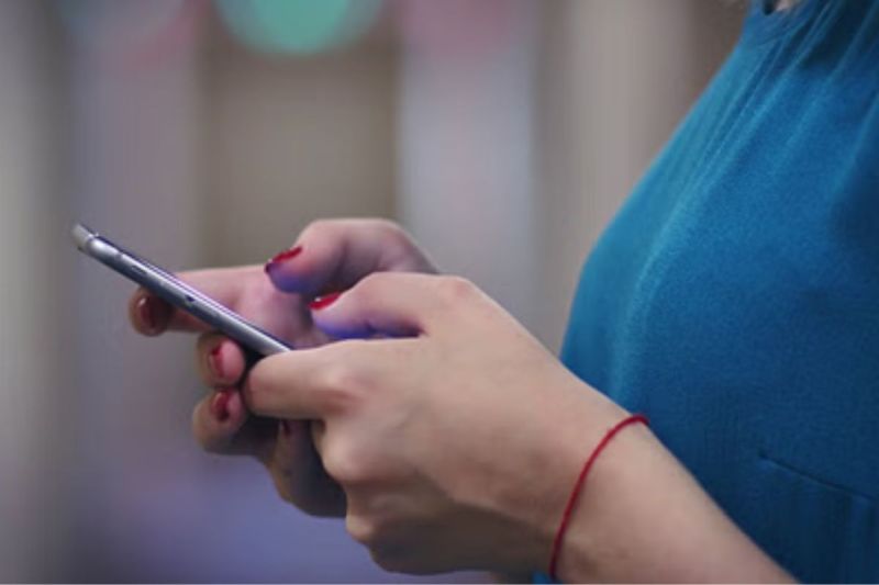 Extramarital Affair: पति के फोन में छिपा था पत्नी का गहरा राज, प्रेमी की मदद से रच दी खतरनाक साजिश, पहुंची जेल