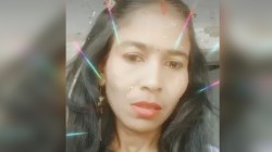 रेलवे की खंडहर क्वार्टर में महिला का सिर और हाथ कटा शव मिला, 13 साल से पति से
अलग रह रही थी - image