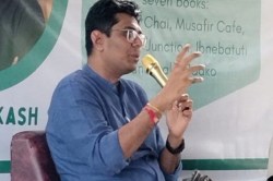 Raipur: साहित्यकार दिव्य प्रकाश ने कहा- कहानियां खोजने से नहीं, जीने से मिलती
हैं - image