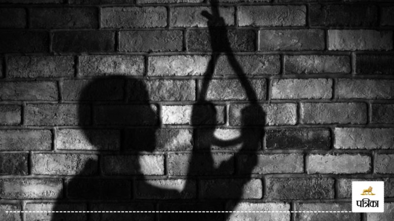 पति ने पत्नी की साड़ी से फांसी लगाकर की आत्महत्या, दो मासूम बच्चे अनाथ, जानें क्या थी वजह..?(photo-patrika)