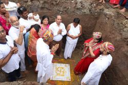 जयकारों के साथ शांतिनाथ जिनालय का शिलान्यास व भूमि पूजन - image