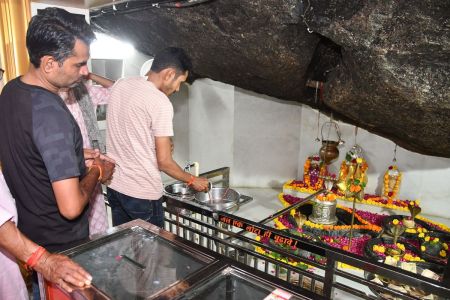 Har Har Mahadev echoed in Shiva temples, queues of devotees since early morning