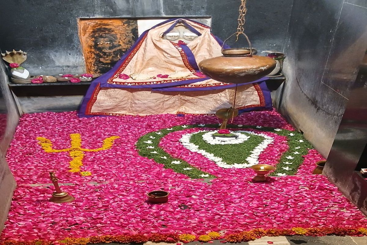सावन का सत्कार: कुटिया के नीचे भूमि से निकले ‘नीलकंठ’