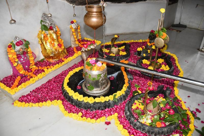 Mahadev's praises echoed, devotees thronged Shiva temples on the first Monday of Sawan