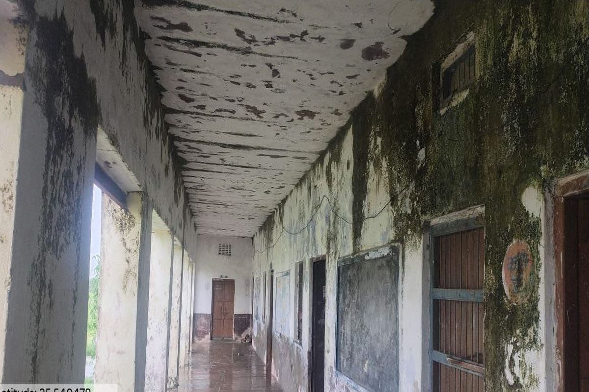 मरम्मत का इंतज़ार करते स्कूल, हर बारिश में डरते बच्चे