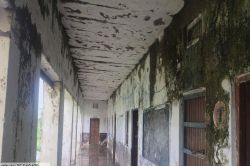 मरम्मत का इंतज़ार करते स्कूल, हर बारिश में डरते बच्चे - image
