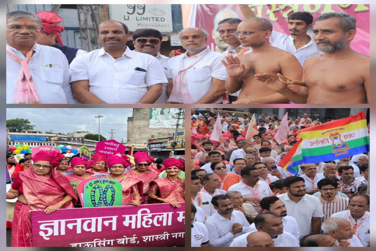 Amidst the rain, the city residents gathered to welcome the Digambar Jain saints