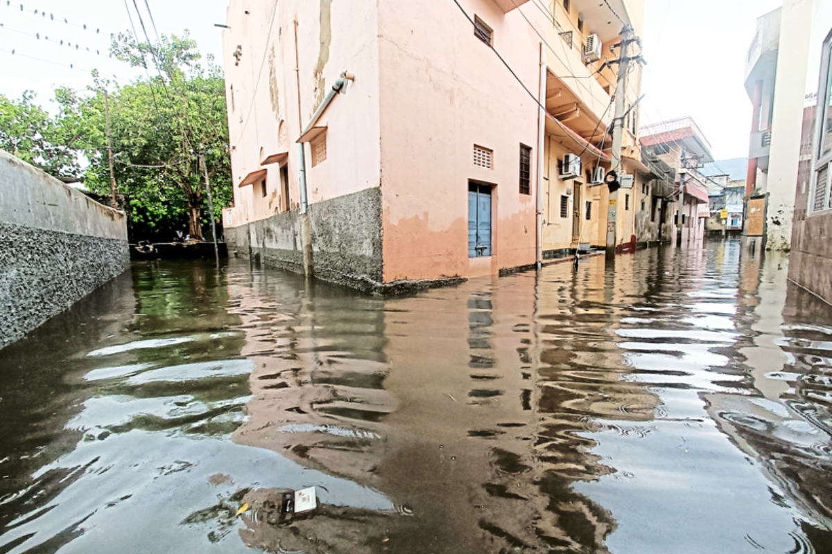 Ajmer Rain: अजमेर में मूसलाधार बारिश से नदी-नाले उफान पर, अब IMD का रेड अलर्ट;
तेज बारिश की संभावना