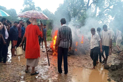 बारिश नहीं थमी तो पन्नी लगाकर करना पड़ा शव का अंतिम संस्कार, छाता लगाकर बचते रहे
ग्रामीण - image