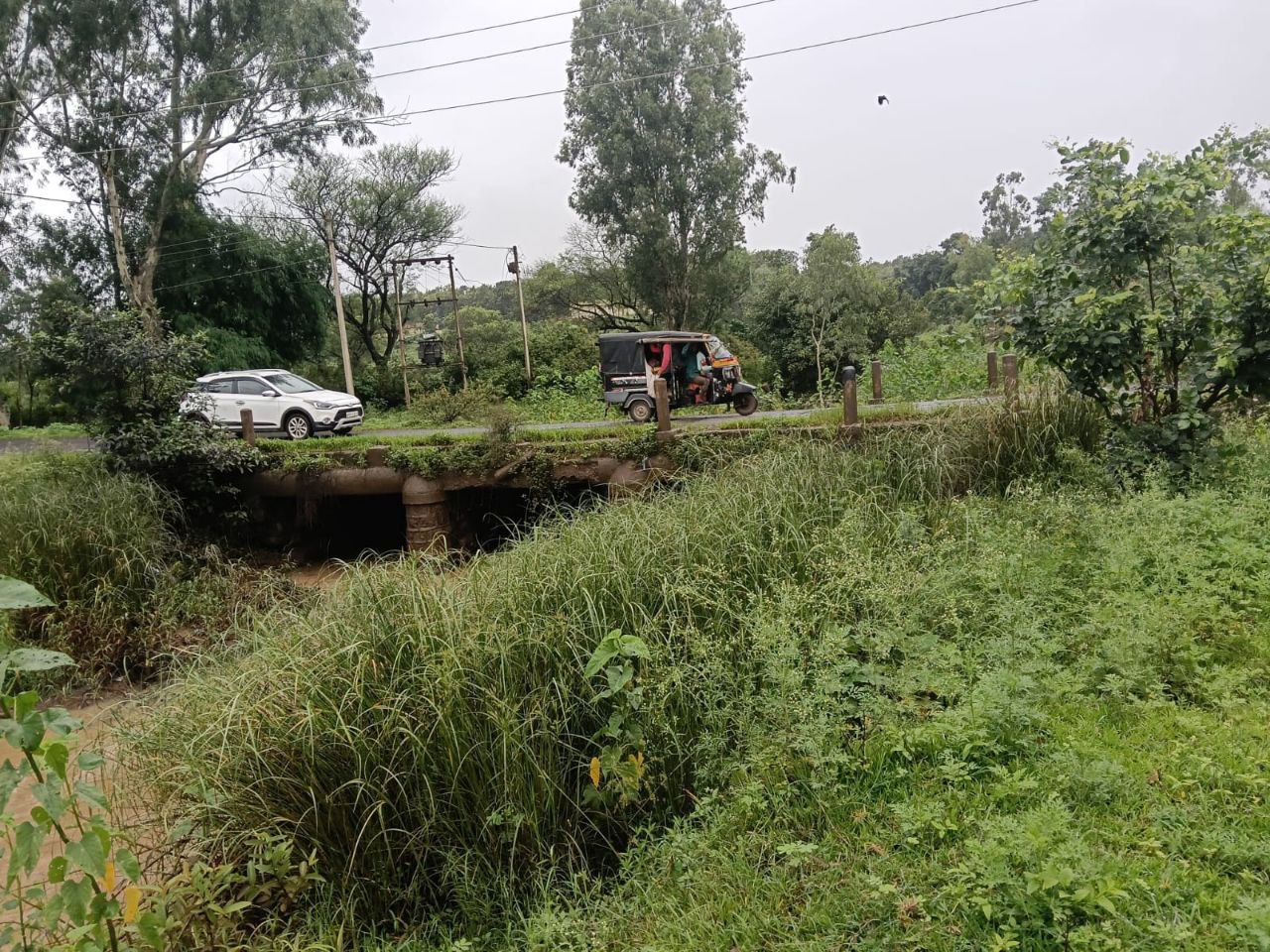 किर्गी नाले पर पुल की ऊंचाई काफी कम, बारिश के दिनों में ऊपर से बहता है पानी