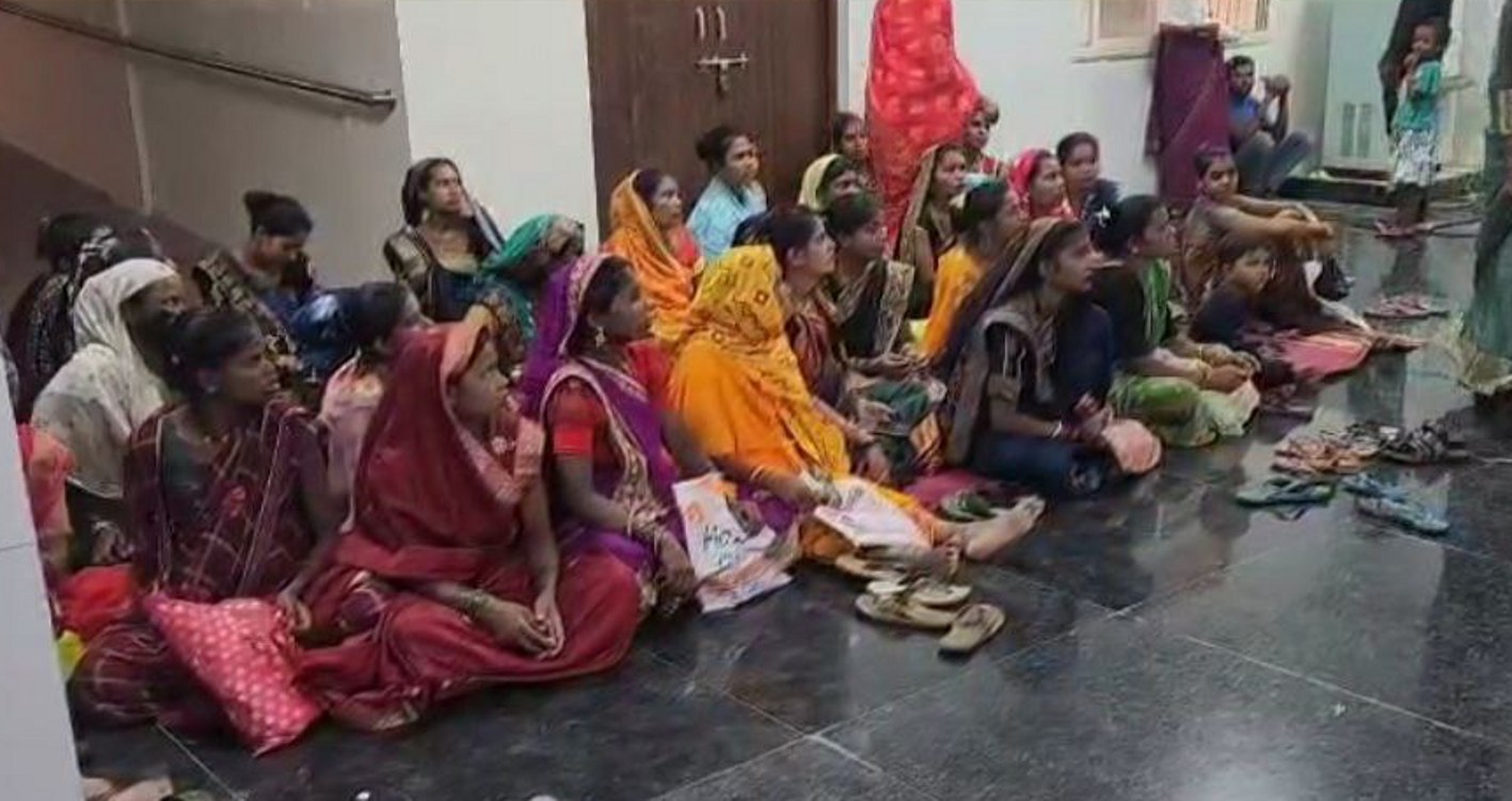 कुर्सियों की व्यवस्था नहीं, गर्भवती महिलाओं को जमीन पर बैठकर करना पड़ता है
इंतजार