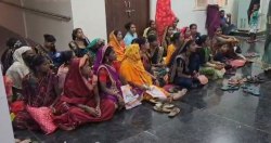 कुर्सियों की व्यवस्था नहीं, गर्भवती महिलाओं को जमीन पर बैठकर करना पड़ता है
इंतजार - image