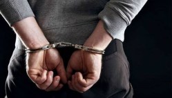 पहली बार ऐसी कार्रवाई: चाकू सप्लाई करने वाली ई-कॉमर्स कंपनी के दो मैनेजर, कोरियर
बॉय, गार्ड सहित 5 गिरफ्तार - image