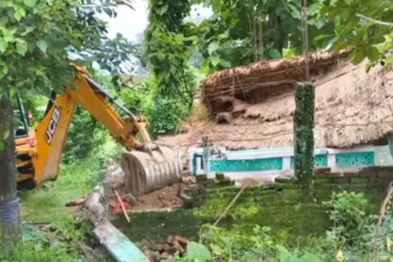 Ramnagar demolition, illegal shrine Uttarakhand, bulldozer action Ramnagar, Uttarakhand encroachment removal, Pushkar Singh Dhami government action, illegal religious structures, Ramnagar Pir Baba mazar, railway land encroachment, SDM Pramod Kumar Ramnagar, Uttarakhand anti-encroachment drive