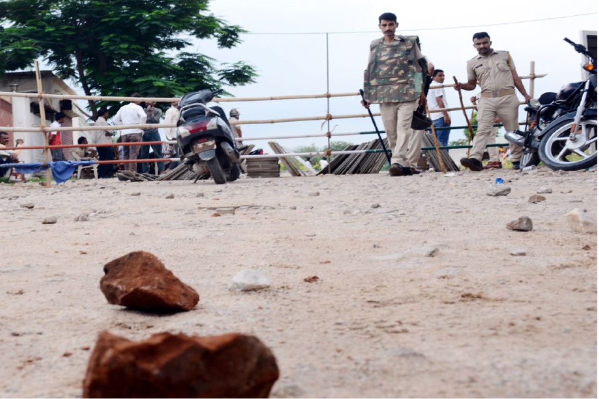 Sikar: सीकर में अतिक्रमण हटाने गई वन विभाग की टीम पर बस्ती के लोगों का हमला,
पथराव, भागकर बचाई जान