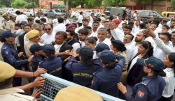 दो वकीलों पर जानलेवा हमले, वकीलों में रोष, रैली से पहुंचे कमिश्नर ऑफिस - image