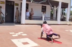 पत्नी को पीठ पर बैठाकर रेंगते-रेंगते DM ऑफिस पहुंचा दिव्यांग; Video देखरकर आंखों
से बह जाएंगे आंसू - image