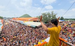 बागेश्वर धाम में जन्मोत्सव का भव्य आयोजन, प्रदेश के दिग्गज नेताओं ने भेजा
शुभकामना संदेश - image