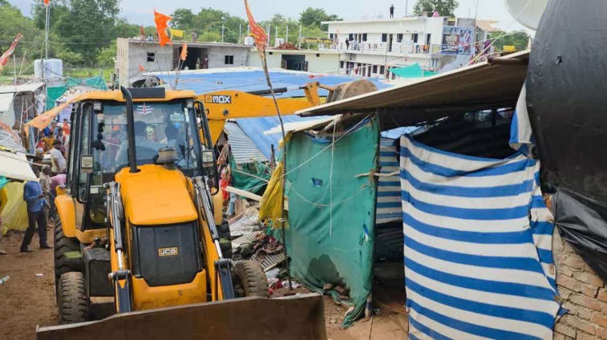 पंडित धीरेंद्र शास्त्री के बागेश्वर धाम में चला बुलडोजर, जिला प्रशासन ने जमींदोज
किए कई निर्माण, मच गया हड़कंप
