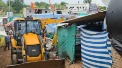 पंडित धीरेंद्र शास्त्री के बागेश्वर धाम में चला बुलडोजर, जिला प्रशासन ने जमींदोज
किए कई निर्माण, मच गया हड़कंप - image