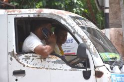 अब शिक्षा विभाग ने एनजीओ को सौंपा सडक़ सुरक्षा का जिम्मा, नियमों की उड़ रही
धज्जियां - image