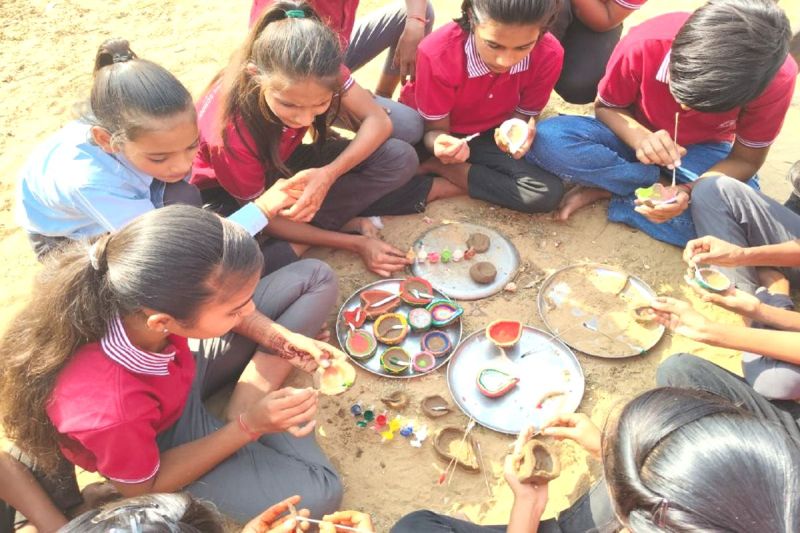 नए पाठ्यक्रम के अनुसार सरकारी स्कूल में पढ़ते बच्चे।