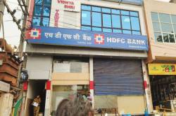 बैंक में बीमा की जानकारी लेते-लेते भड़के शख्स ने बैंककर्मी पर तान दी पिस्तौल… - image