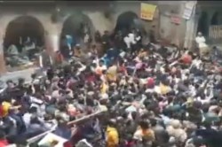 बांके-बिहारी मंदिर में हुई धक्का-मुक्की; औंधे मुंह जमीन पर गिरे बच्चे! नहीं हो
सके कई भक्तों को दर्शन - image