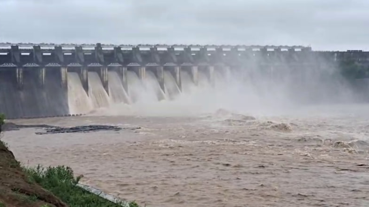 एमपी में बाढ़ के हालात, खतरे के निशान से ऊपर आई नर्मदा, रेलवे ट्रैक भी डूबा