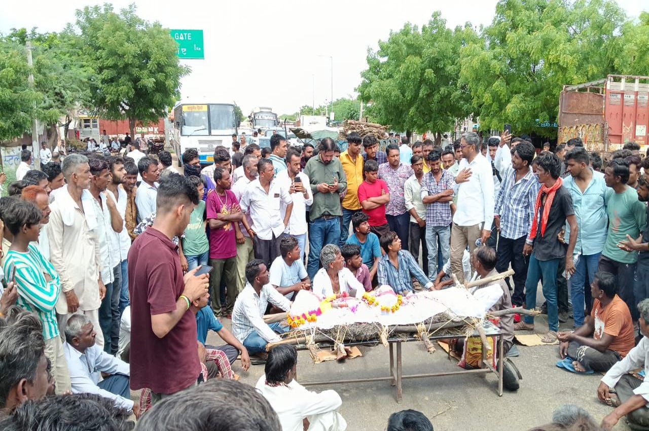 मु क्तिधाम पहुंचने का नहीं मिला रास्ता तो शव रखा सड़क पर, किया विरोध प्रदर्शन
