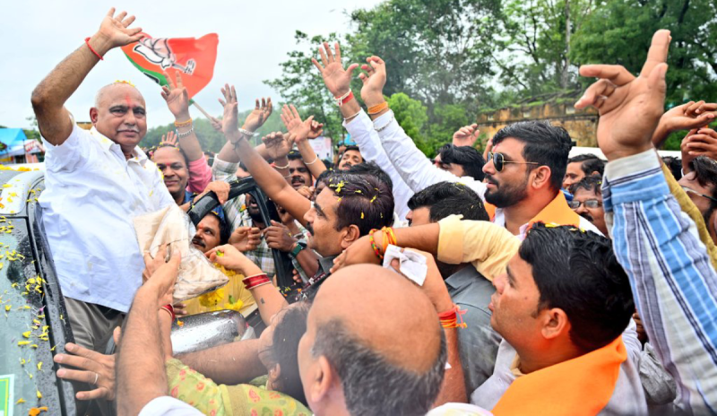 Flowers thrown from JCB in BJP state president Hemant Khandelwal's road show