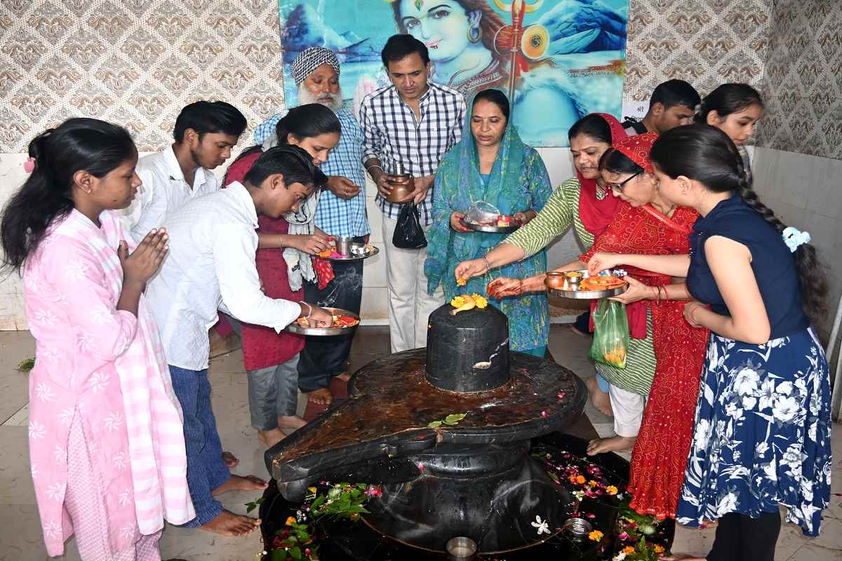 शिवालयों में उमड रही है भोलेबाबा के भक्तों की भीड… देखिए तस्वीरों में