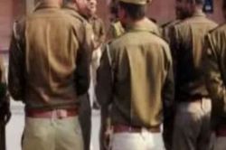 दिन दहाड़े आमने-सामने हो गए दो गुट, लाठी-भाटा जंग हुई,
फायरिंग और तलवारें भी चलीं - image