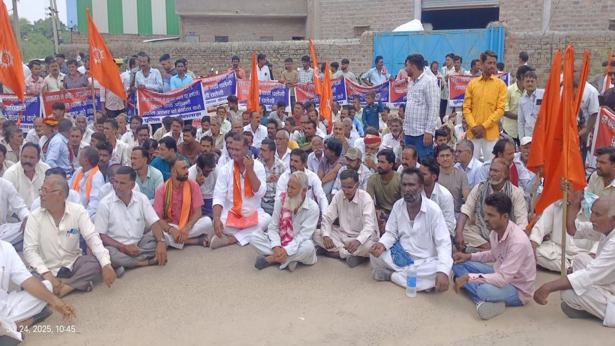 अपहरण-फिरौती मांगने में लीपापोती, आरोपी को छोड़ा, थाने पर प्रदर्शन