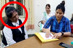 15 हजार रिश्वत लेते रंगे हाथ पकड़ाईं सरकारी वकील, घूस न देने पर केस हरवाने की दी
थी धमकी - image