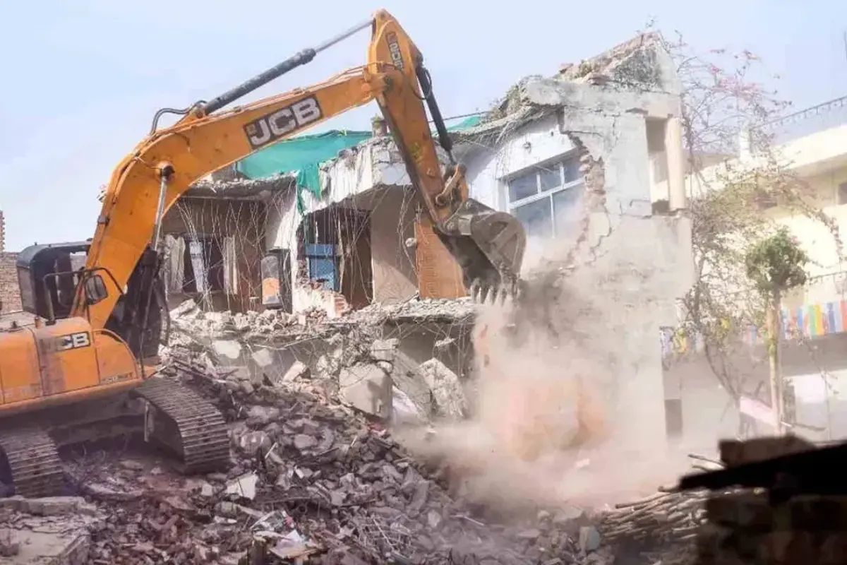Bulldozer Action: भरतपुर जिले में जमकर गरजा बुल्डोजर, धड़ाधड़ ढहाए गए पक्के
मकान, भारी संख्या में पुलिस रही तैनात