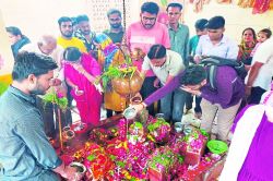 भोले के जयकारों से गूंजे शिवालय, किया जलाभिषेक - image