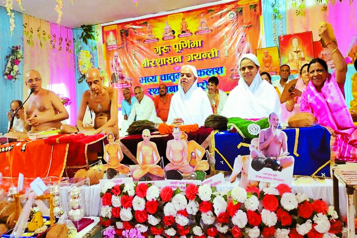 जयकारों से गूंजा पांडाल,गुरुओं का किया पूजन, भजनों की धुन पर झूम उठे श्रद्धालु