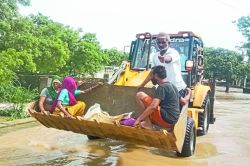बाढ़ में फंसी गर्भवती को जेसीबी से रेस्क्यू कर अस्पताल पहुंचाया - image