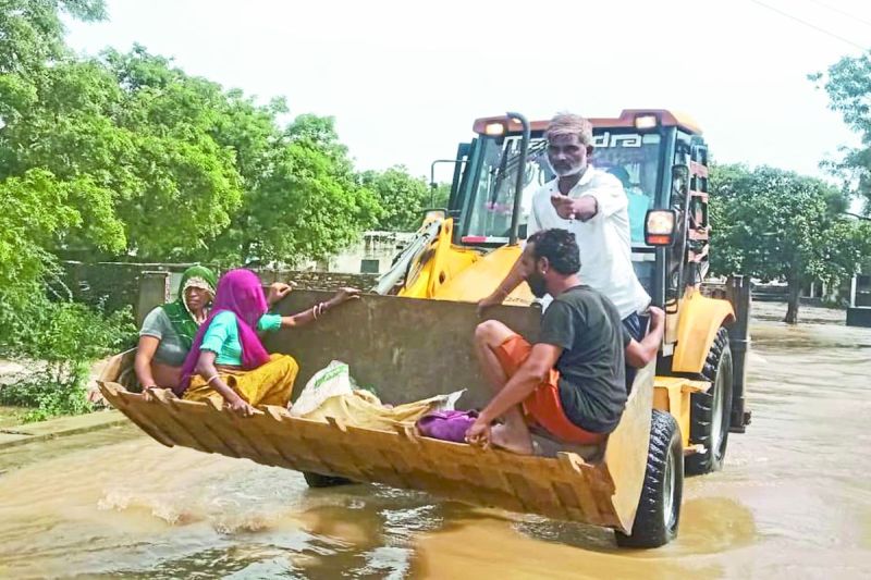 बाढ़ में फंसी गर्भवती को जेसीबी से रेस्क्यू कर अस्पताल पहुंचाया
