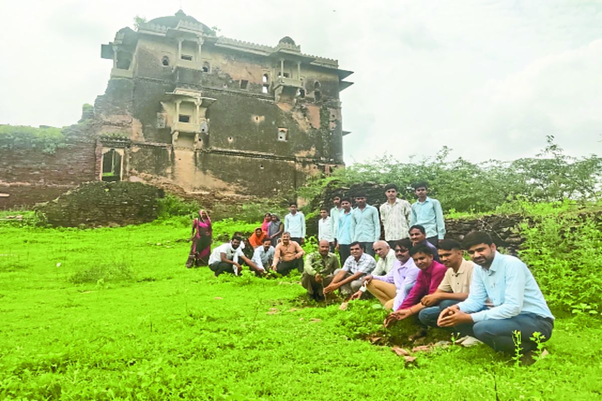 पौधे लगाकर उनका संरक्षण भी करें, अभिभावकों व बच्चों को दिलाया संकल्प