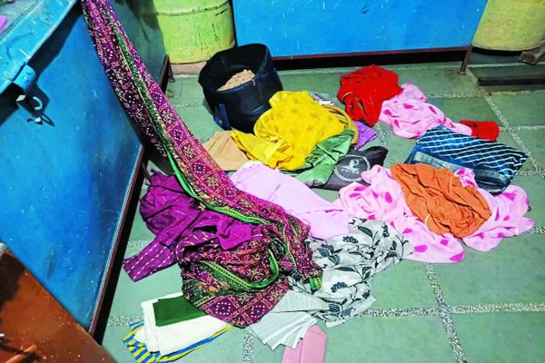 सोने चांदी के आभूषण व डेढ़ लाख रुपए चोरी, प्राथमिकी सौंपी