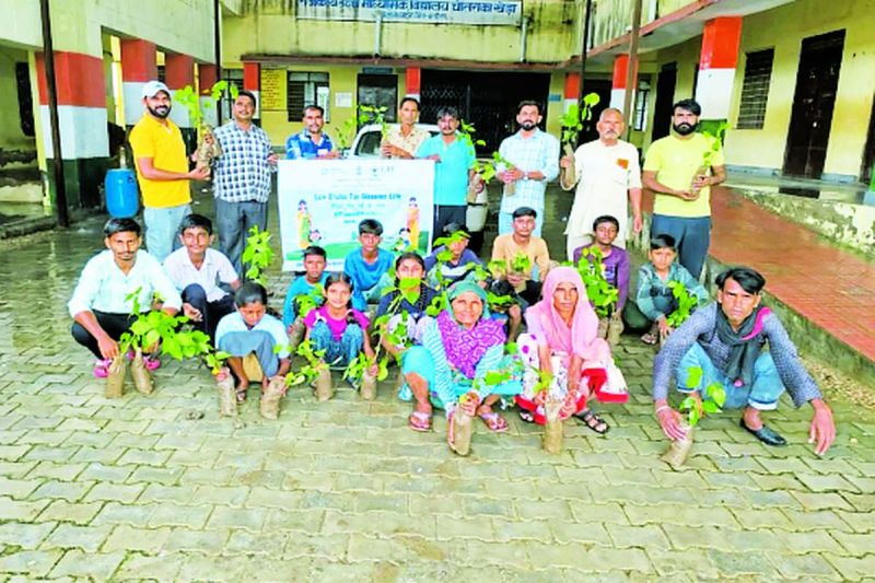 पौधरोपण कर लिया पर्यावरण को हरा भरा करने का संकल्प