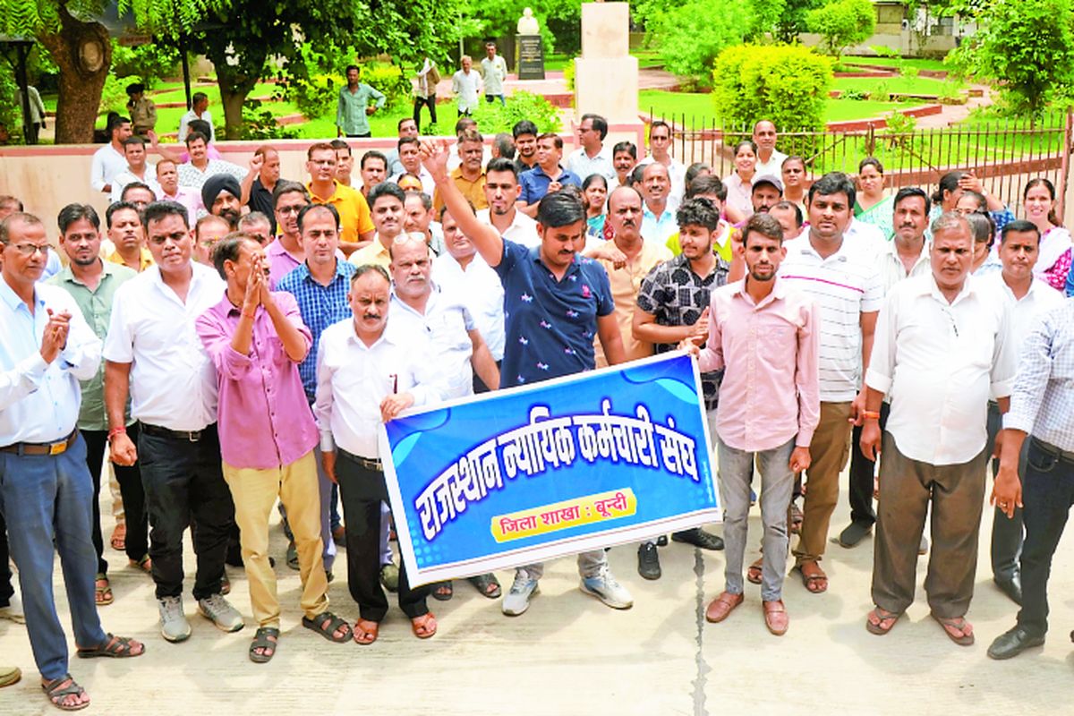कैडर पुनर्गठन की मांग को लेकर निकाली रैली , सौंपा ज्ञापन