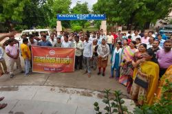 कलक्टे्रट पर प्रदर्शन कर ई ग्राम प्रभारी में शिक्षकों की नियुक्ति पर जताया
आक्रोश - image