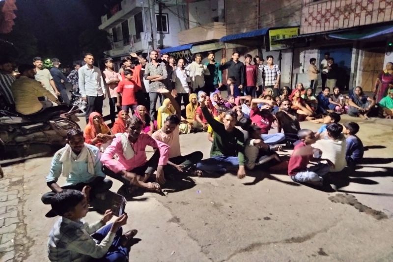 रात को दो घंटे तक किया धरना प्रदर्शन, सुबह बिछाई ग्रेवल
